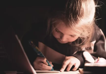 devojcica pise dnevnik